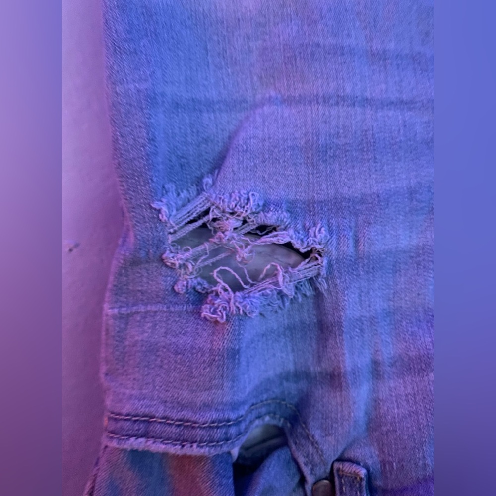 Light Washed Ripped Jeans💙 - Picture 3 of 4